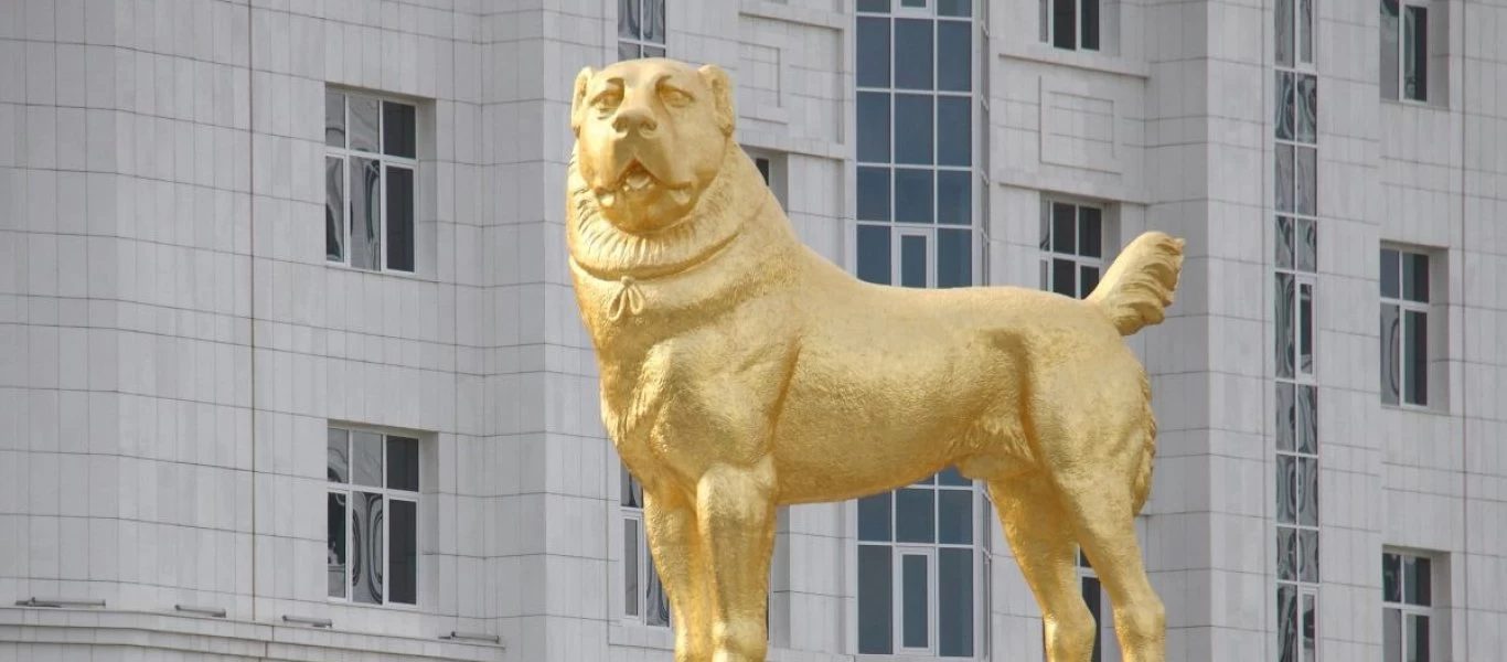 Ο πρόεδρος του Τουρκμενιστάν έκανε χρυσό άγαλμα τον... σκύλο του (βίντεο)